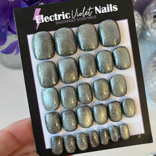 gray toned cat eye nail set on short squoval